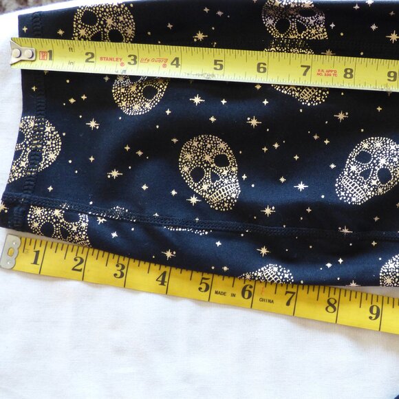 TORRID ACTIVE CROP LEGGING - PERFORMANCE CORE FOIL STAR & SKULL BLACK 0 L 12 - Picture 7 of 10